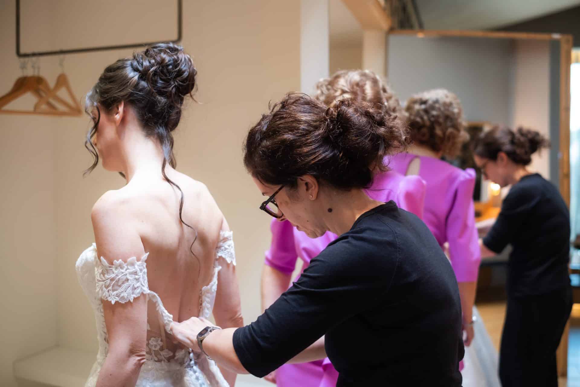 Recogido de novia con textura y movimiento durante los preparativos de la boda