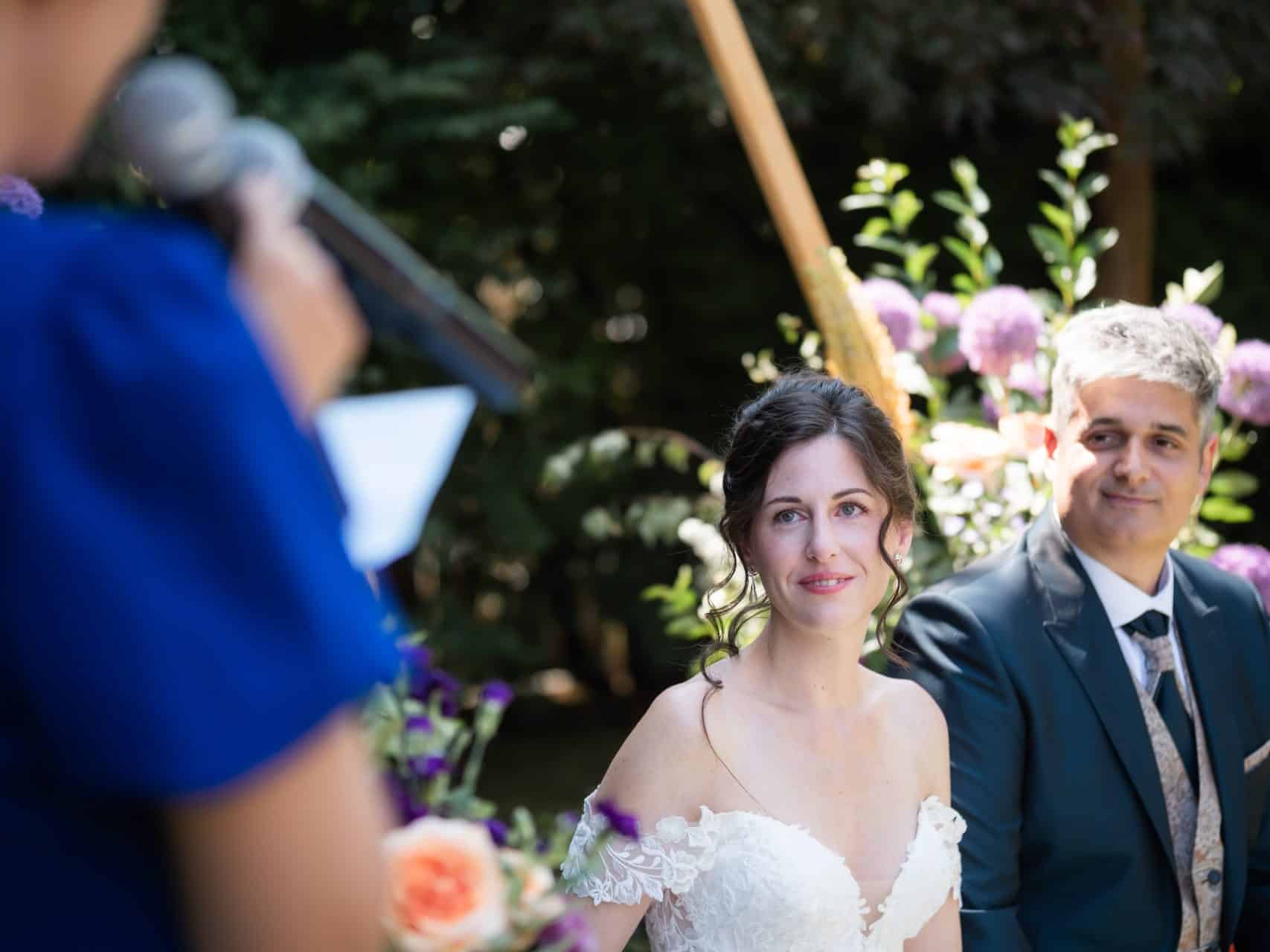 Los novios pendientes de la ceremonia disfrutando del día de su Boda