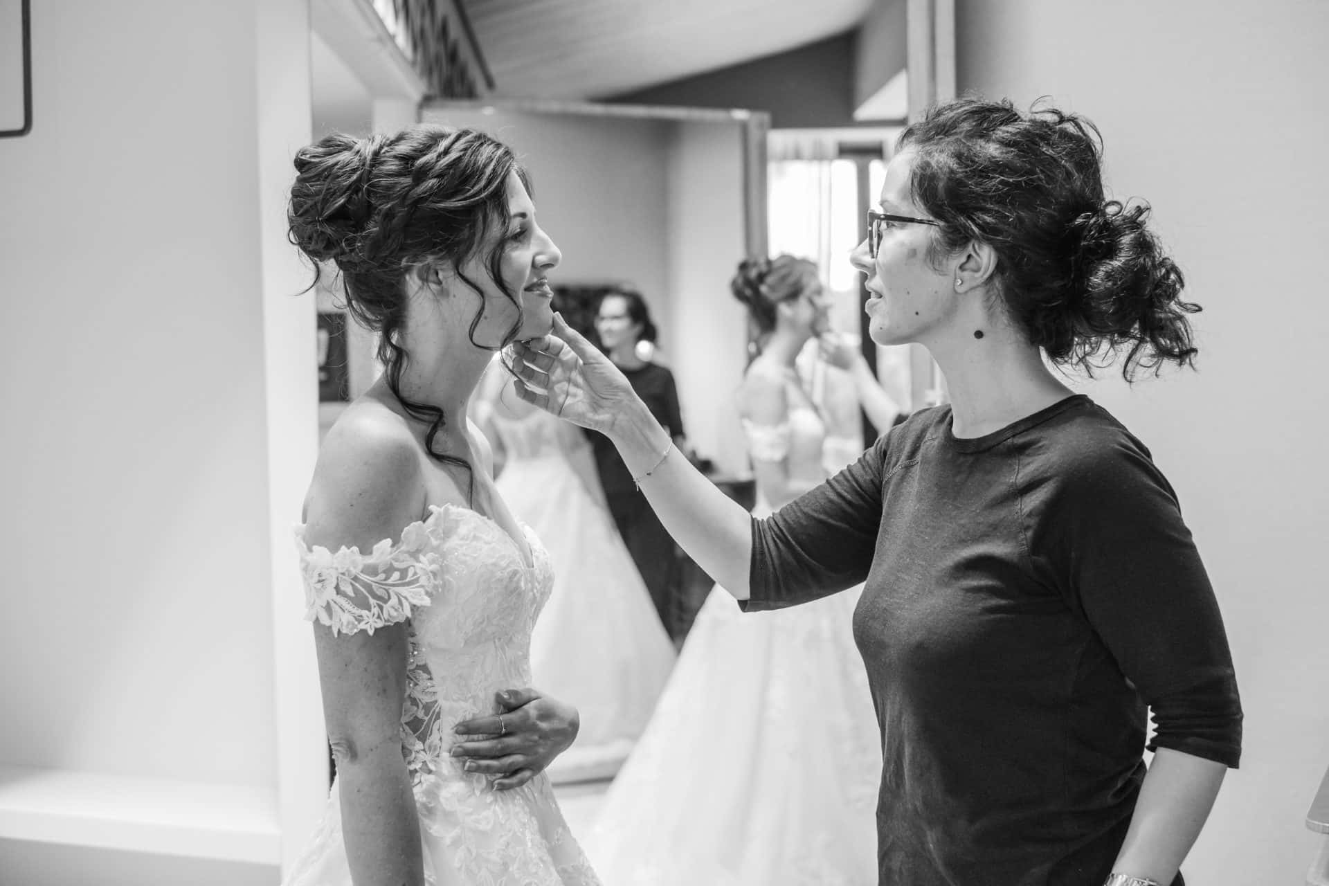 comprobando el maquillaje natural de Diana antes de la ceremonia
